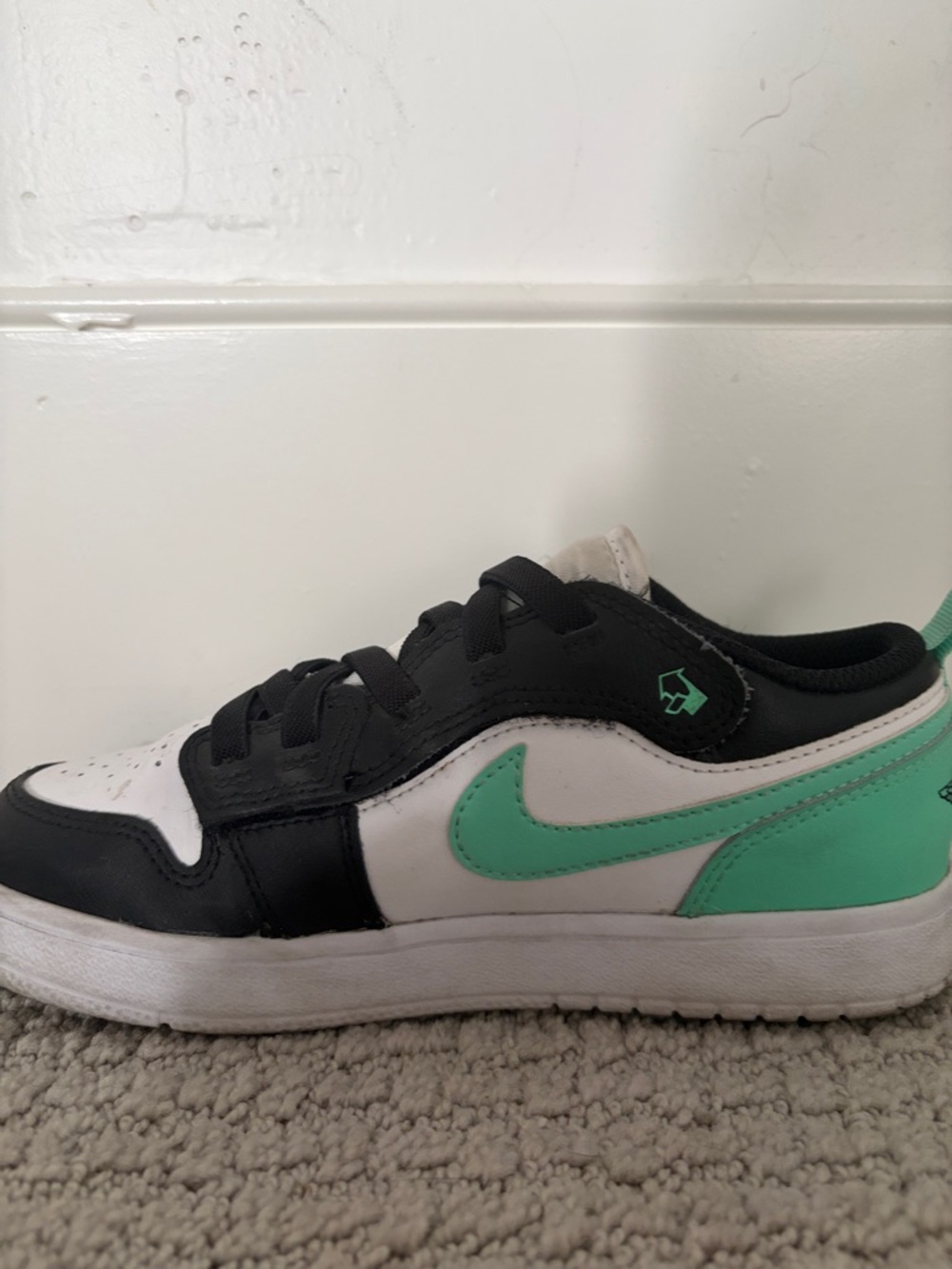 Nike Kids Low-Top Sneakers in Black, White & Mint Green Slip Ins - Picture 2 of 4